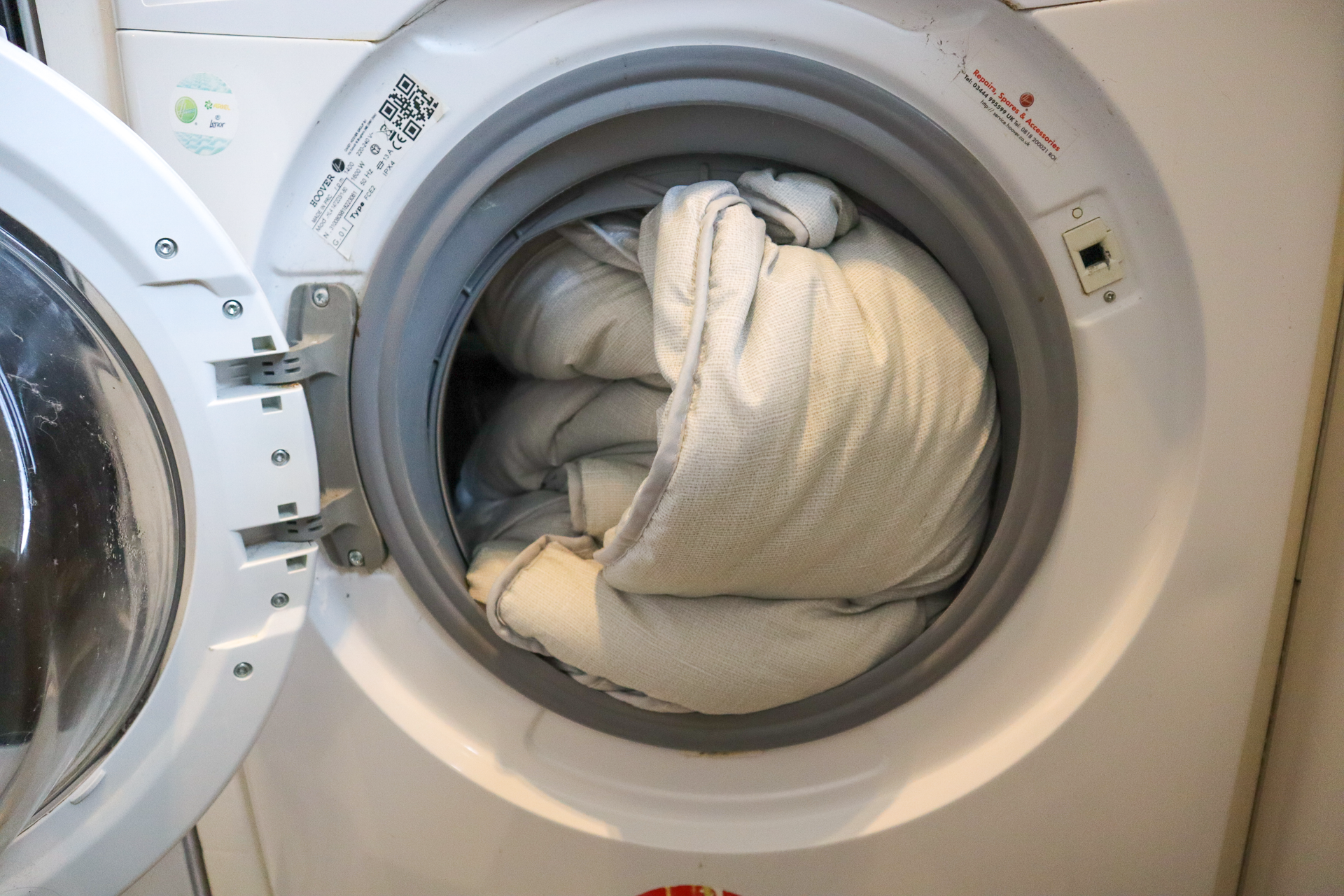 Imagem de uma máquina de lavar lotada.
