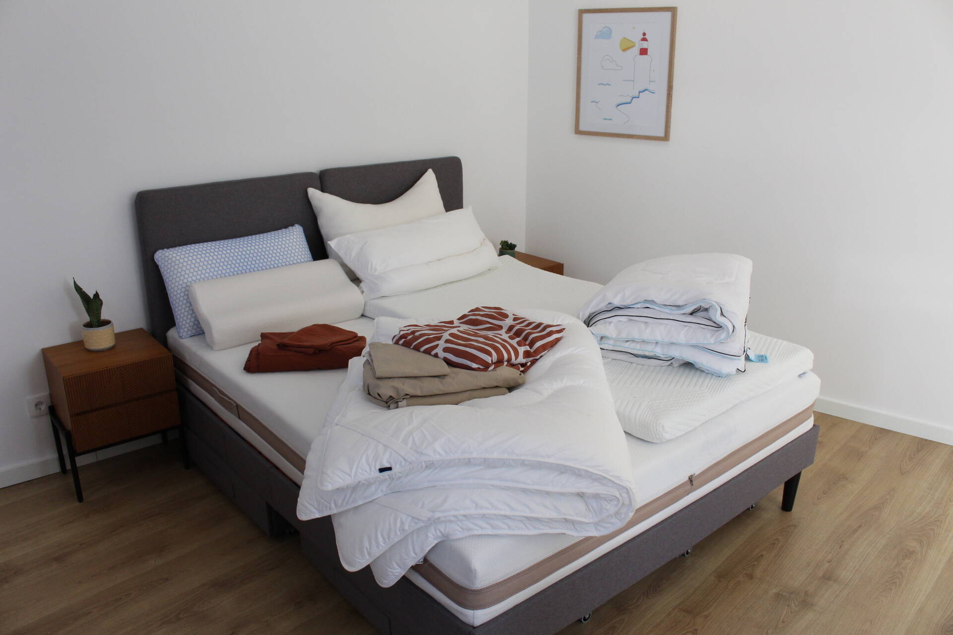 imagem de varios produtos para o sono em cima de uma cama