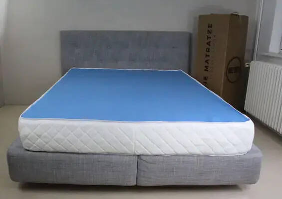 Weltbett Matratze auf dem Bett