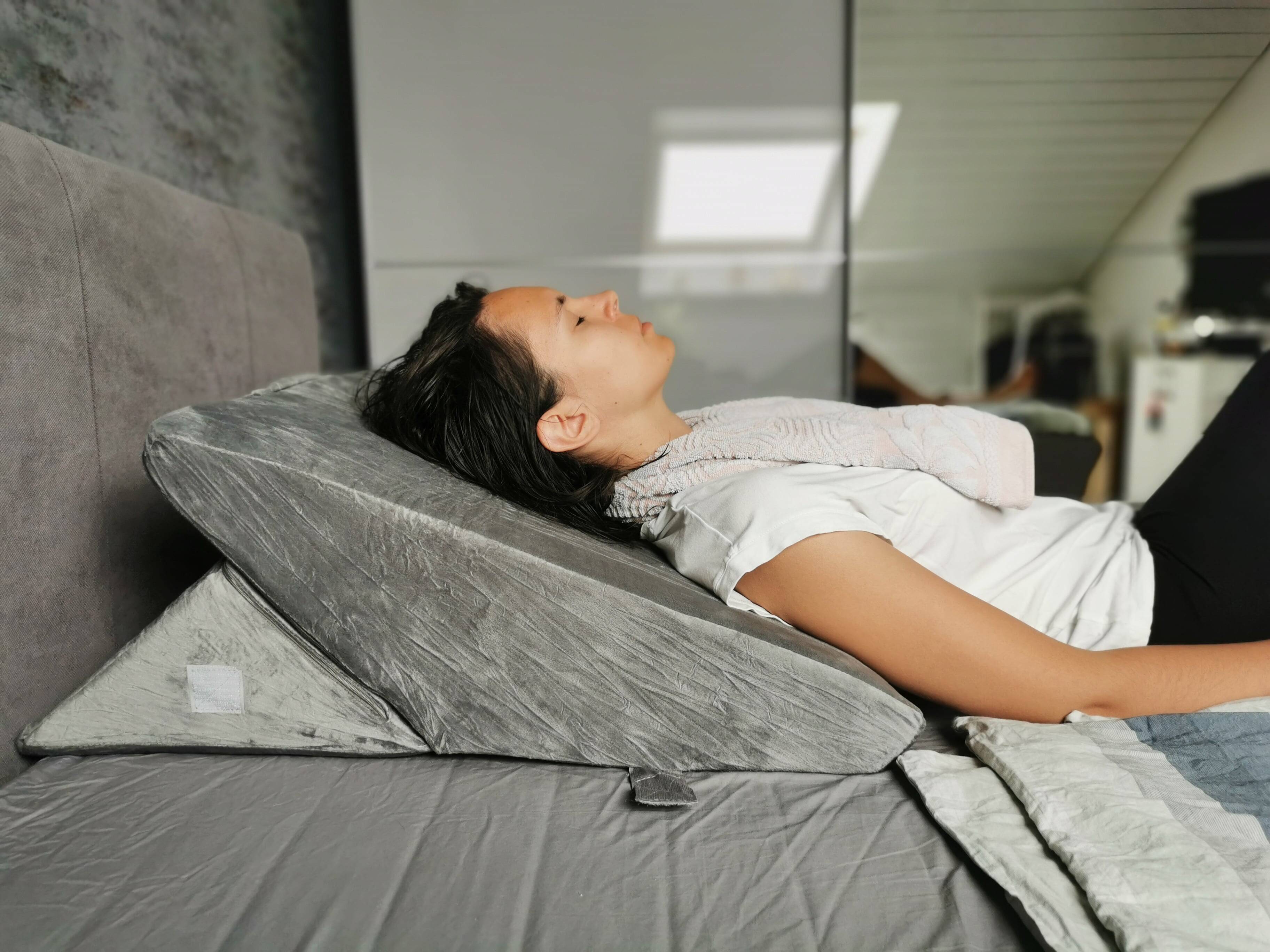 Zwei verstellbare Keilkissen / Rückenkissen für Bett & Sofa – Traumreiter