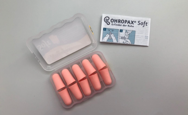 Die Ohropax Soft sind einer neutralen Hautfarbe gehalten. / Foto: © Die Grüne Oase