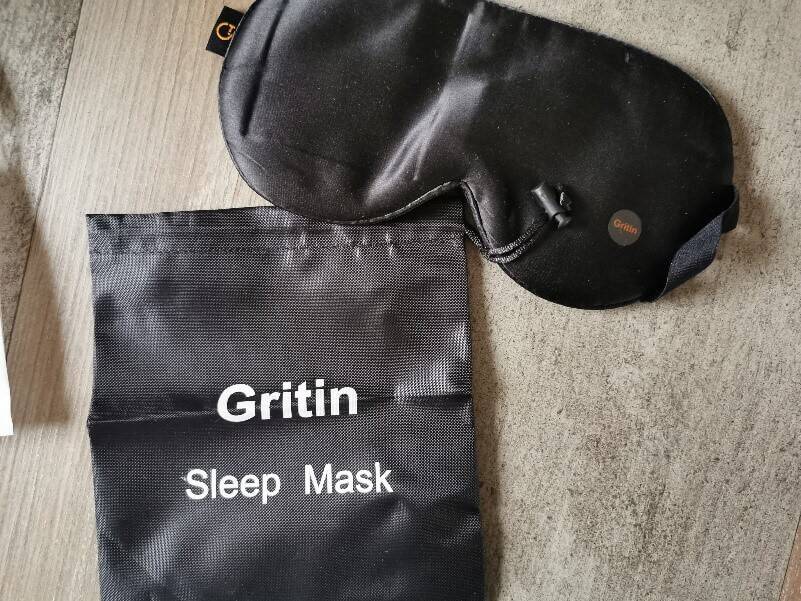 Neben der Schlaf Maske erhältst Du auch eine praktische Transporttasche
