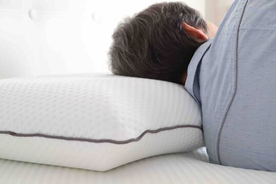 allongée sur l'oreiller emma