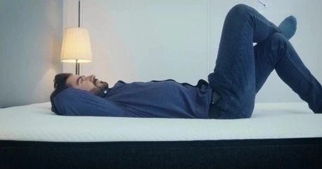 deitado sobre o colchao marmota