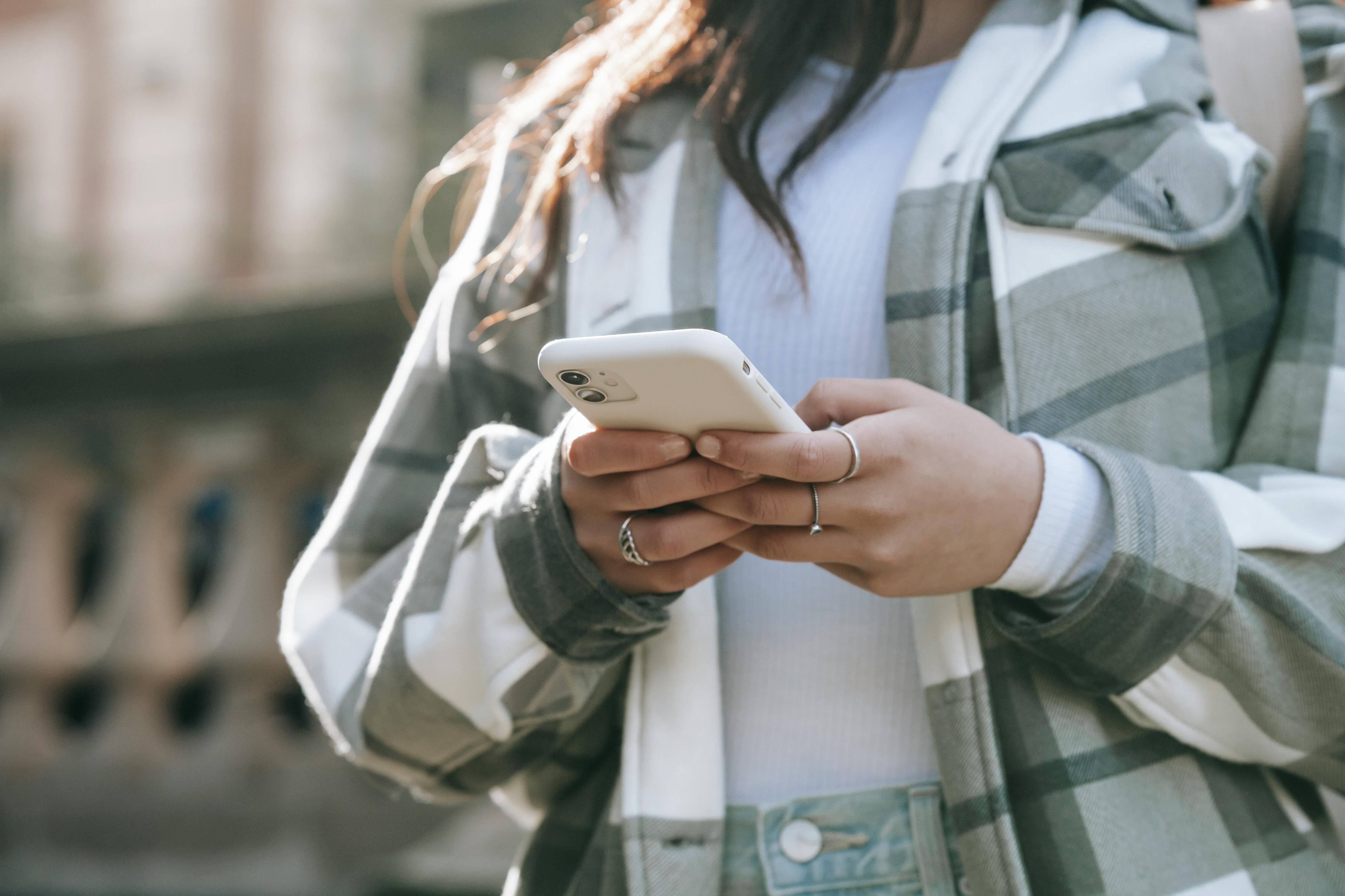 Frau mit Smartphone