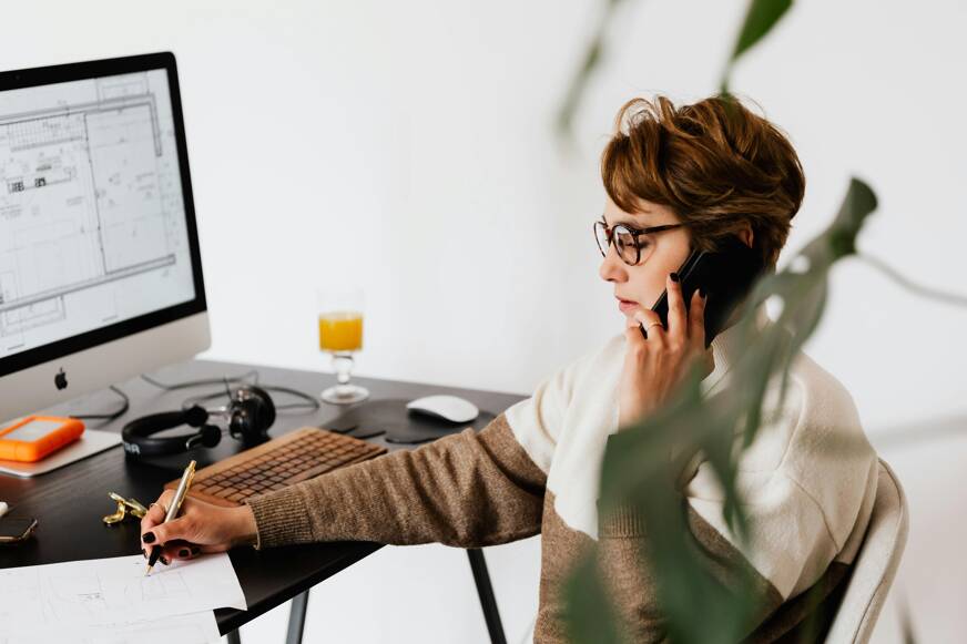 Frau am Telefon