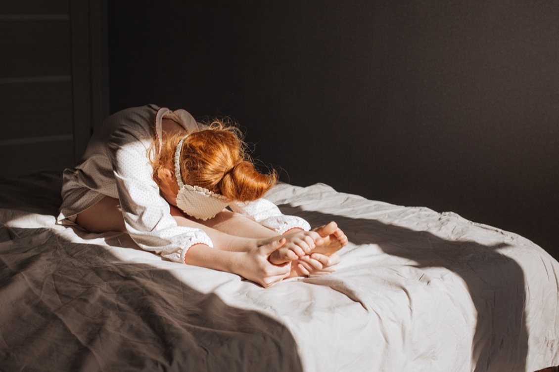 Einfache und sanfte Dehnübungen vor dem Schlafengehen am Abend für besseren Schlaf im Bett Cover Image