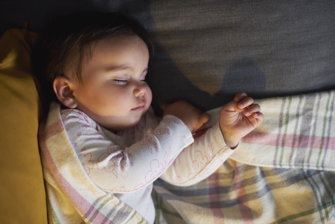 Einfache Wege um deinem Baby zu helfen besser zu schlafen Cover Image