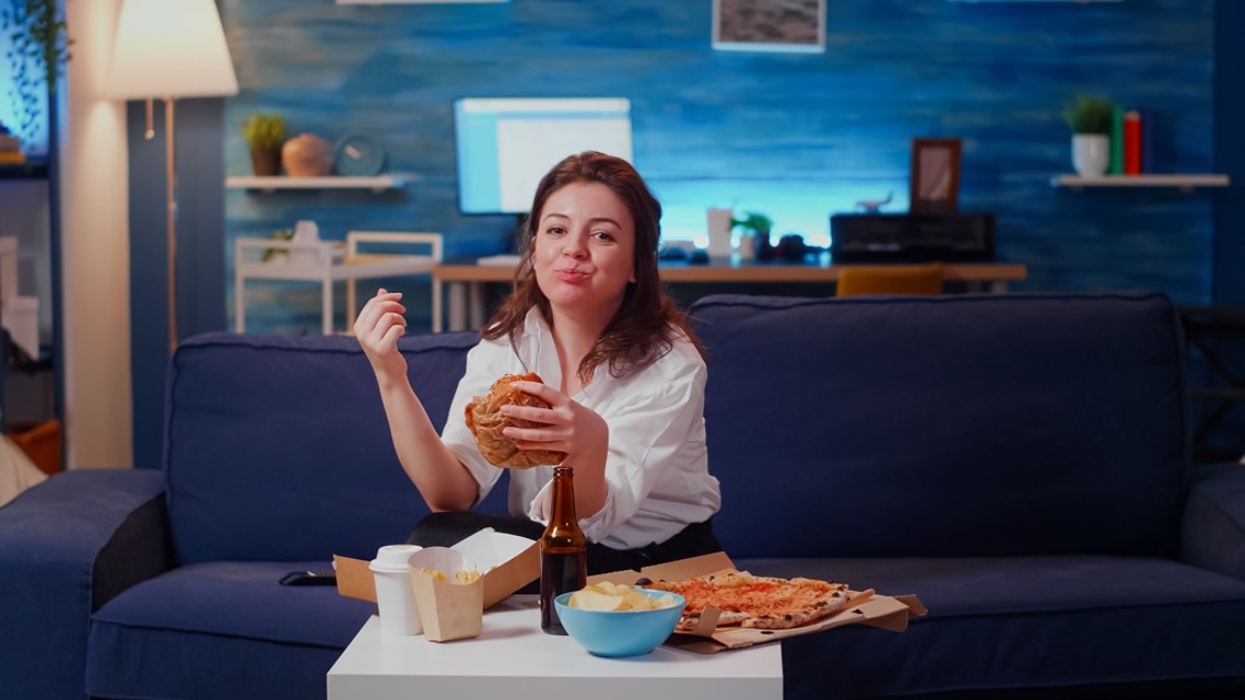 Ist es schlecht vor dem Schlafen zu essen wegen Gewicht zunehmen Cover Image